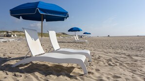 Playa privada, camastros, sombrillas y toallas de playa