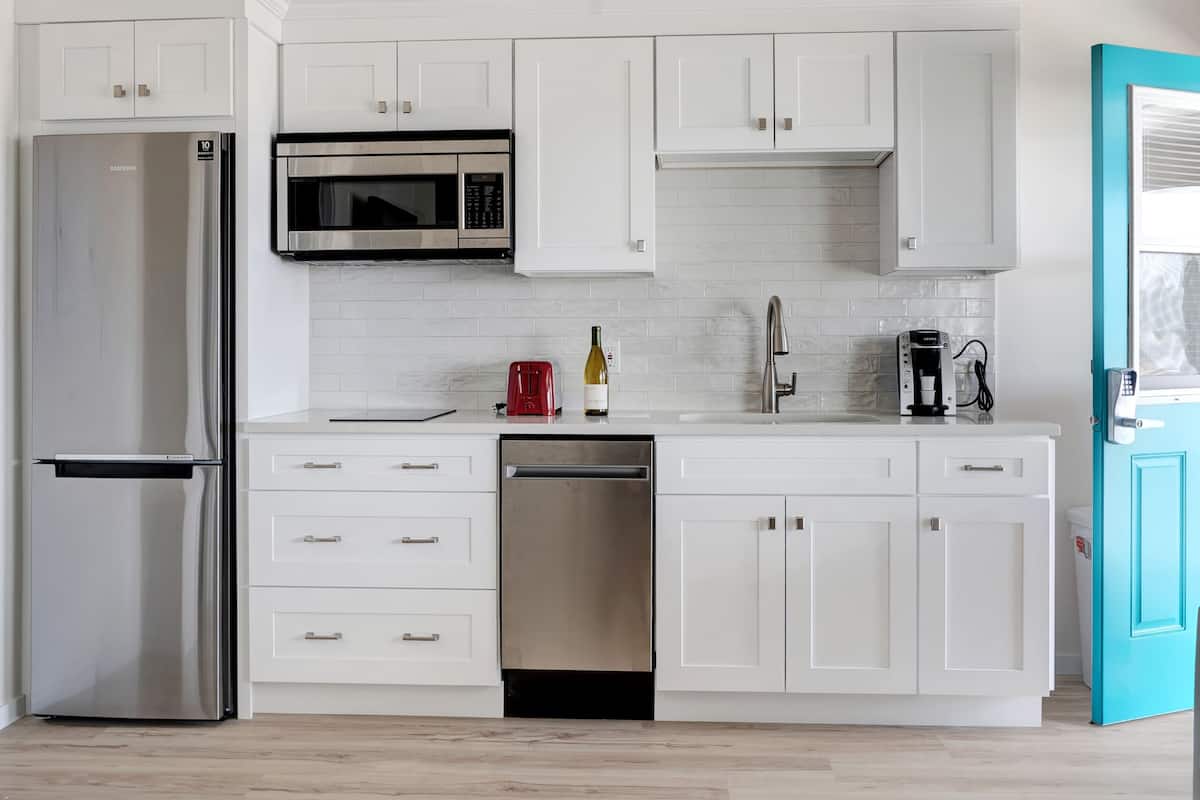 Apartment, 1 Bedroom | Private kitchen | Fridge, microwave, cookware/dishes/utensils