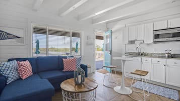 Apartment, 1 Bedroom | Private kitchen | Fridge, microwave, cookware/dishes/utensils