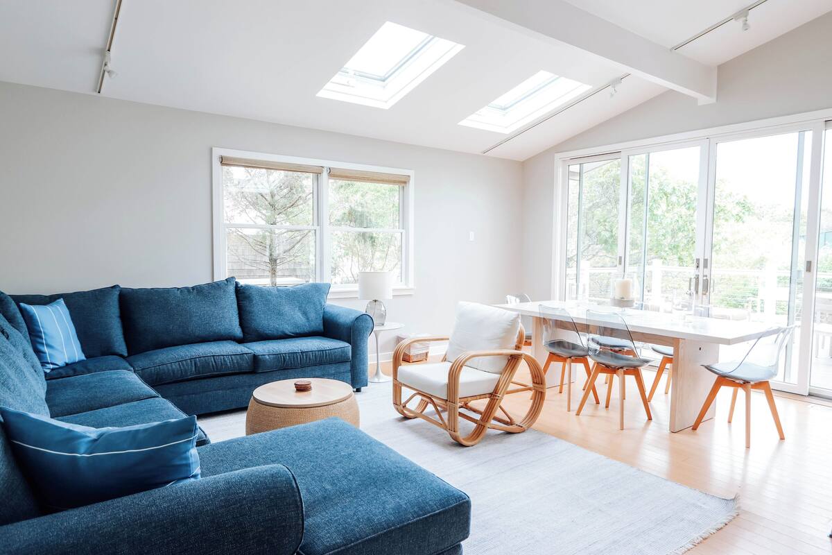 Dolphin Cottage | WiFi (free), individually decorated, individually furnished, bed sheets