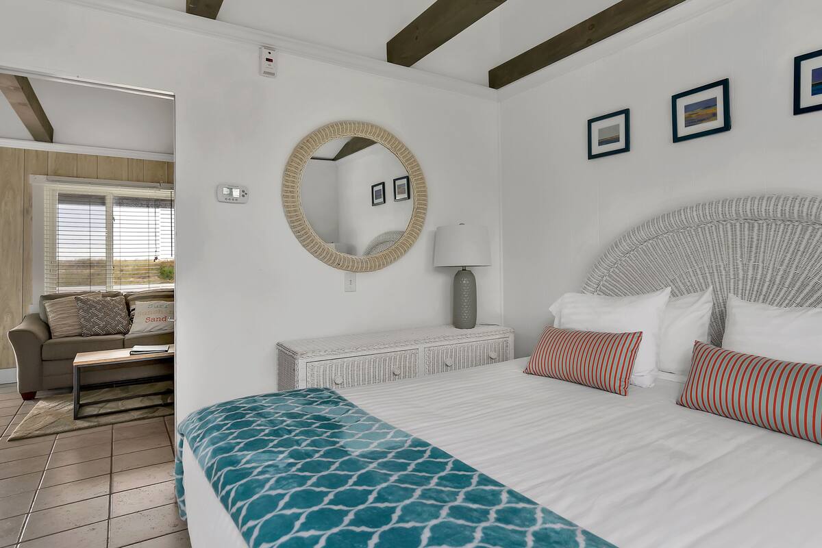 Apartment, 1 Bedroom | WiFi (free), individually decorated, individually furnished, bed sheets
