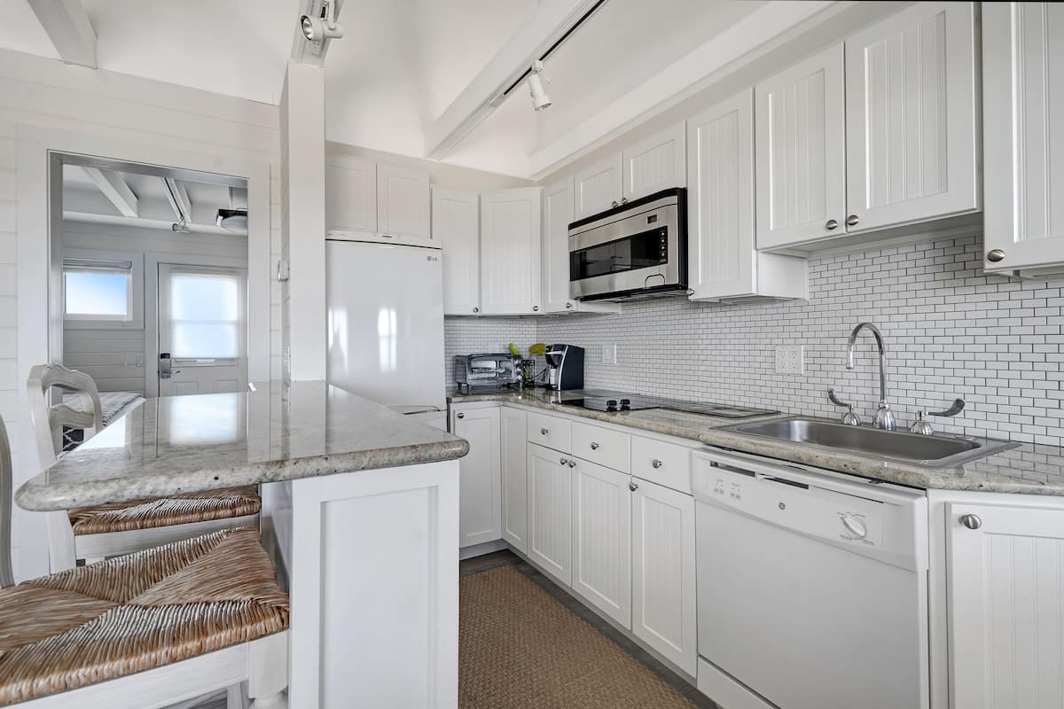 Apartment, 1 Bedroom | Private kitchen | Fridge, microwave, cookware/dishes/utensils