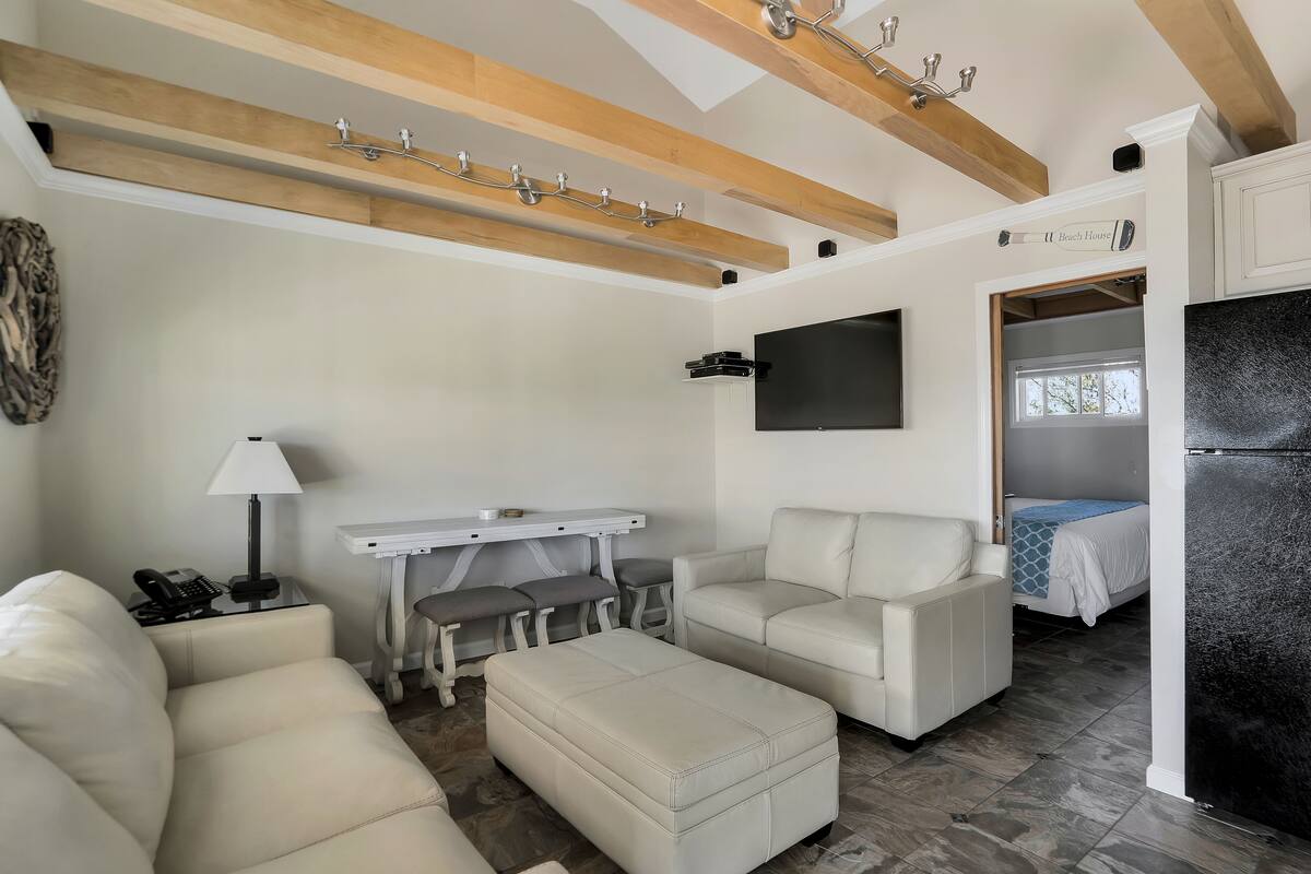 Apartment, 1 Bedroom | Private kitchen | Fridge, microwave, cookware/dishes/utensils