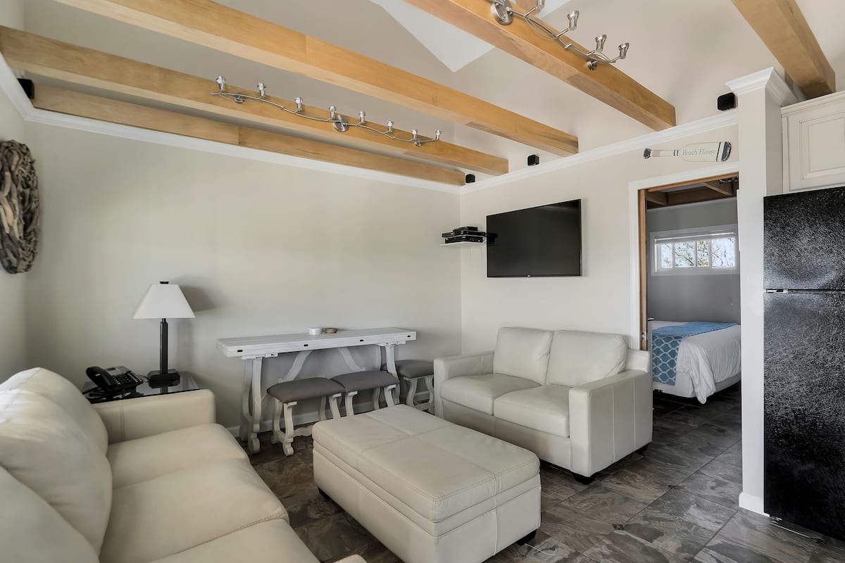 Apartment, 1 Bedroom | Private kitchen | Fridge, microwave, cookware/dishes/utensils