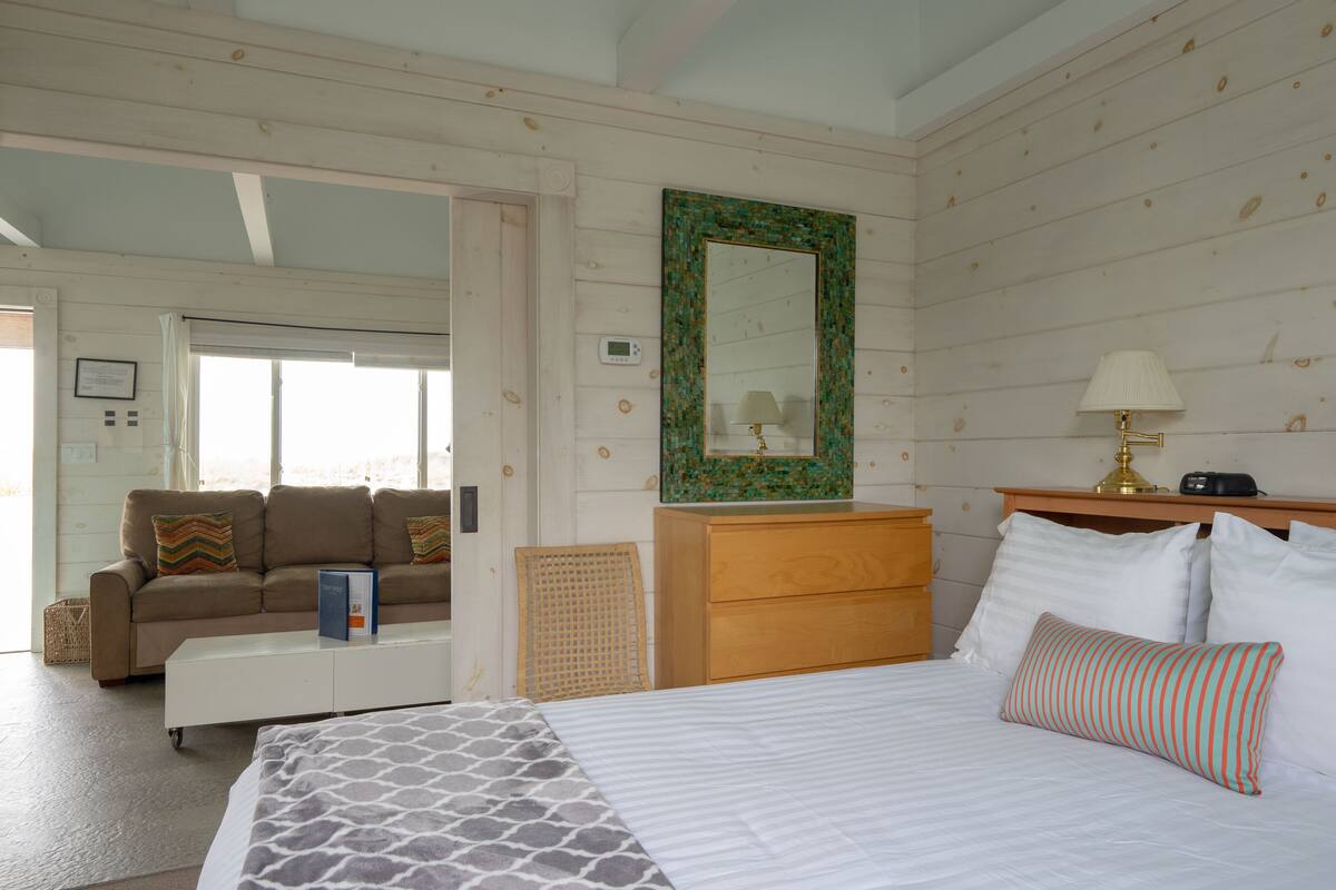 Apartment, 1 Bedroom | WiFi (free), individually decorated, individually furnished, bed sheets