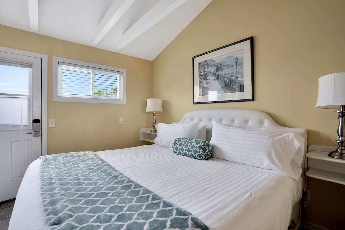 Apartment, 1 Bedroom | WiFi (free), individually decorated, individually furnished, bed sheets