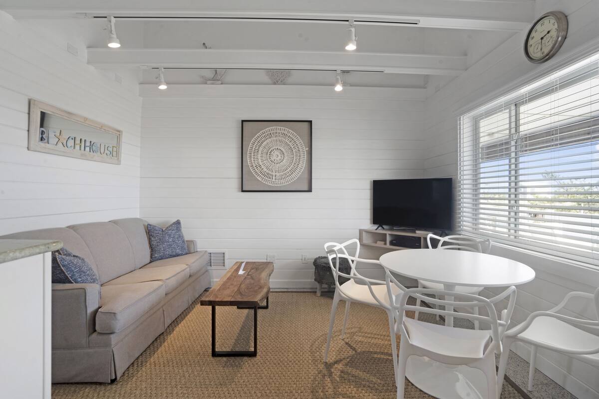 Apartment, 1 Bedroom | Private kitchen | Fridge, microwave, cookware/dishes/utensils