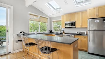 Feriehus - 2 soveværelser (Dolphin Cottage) | Privat køkken | Køleskab, mikrobølgeovn, køkkentøj/tallerkener/redskaber