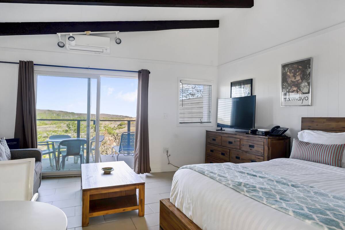 Studio | WiFi (free), individually decorated, individually furnished, bed sheets