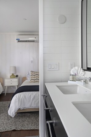 Chaumière, 2 chambres (Executive Cottage) | Salle de bain | Séchoir à cheveux, serviettes fournies, savon, shampooing