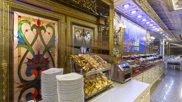 Frühstück, Mittagessen und Abendessen