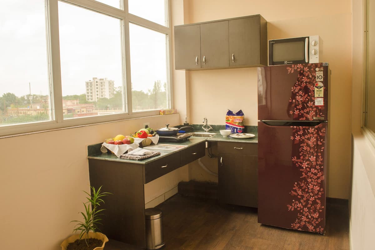 Habitación con 2 camas individuales, 1 cama individual, para fumadores | Cocineta privada | Refrigerador, cafetera y tetera y tetera eléctrica