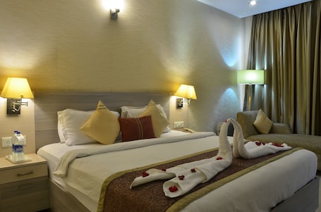Standard Room, 1 King Bed | Premium bedding, minibar, in-room safe, desk