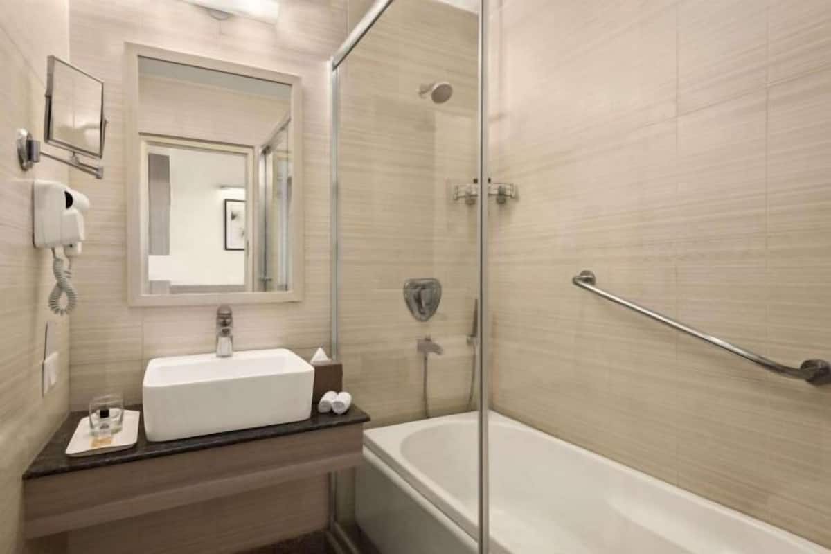 Combined shower/tub, jetted tub, eco-friendly toiletries, hair dryer
