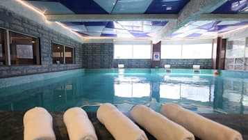 Una piscina cubierta
