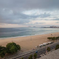 位於海灘上、白沙