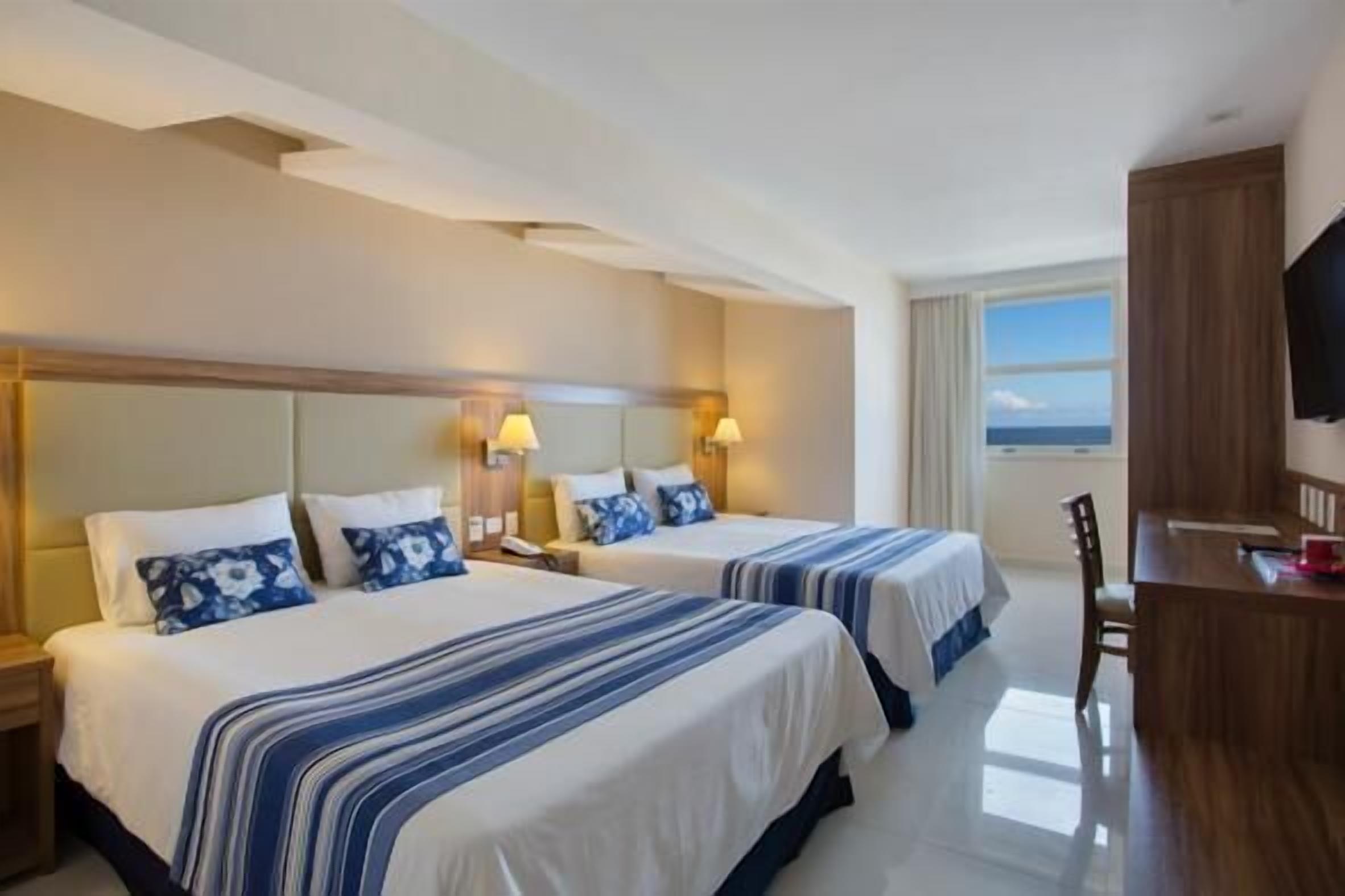 Ropa de cama de alta calidad, minibar, caja fuerte y escritorio