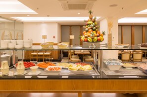 Café da manhã com buffet grátis todos os dias