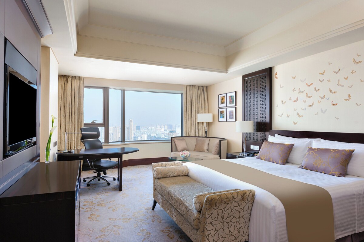 Classic Room, 1 King Bed | Premium bedding, down duvets, minibar, in-room safe