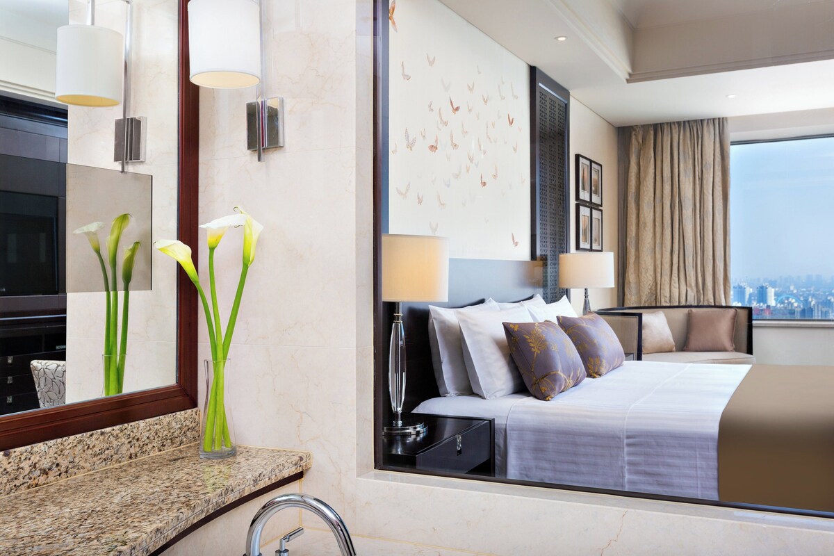 Premium bedding, down duvets, minibar, in-room safe