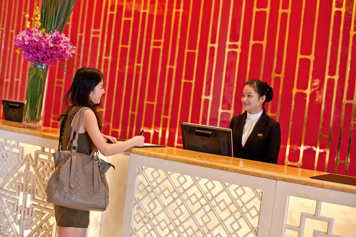 En reception med en kvinde og en receptionist.