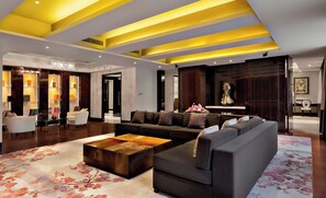 スイート 1 ベッドルーム (Dining) | 高級寝具、羽毛の掛け布団、ミニバー、セーフティボックス (室内)