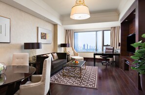 Ropa de cama de alta calidad, edredones de plumas, minibar y caja fuerte