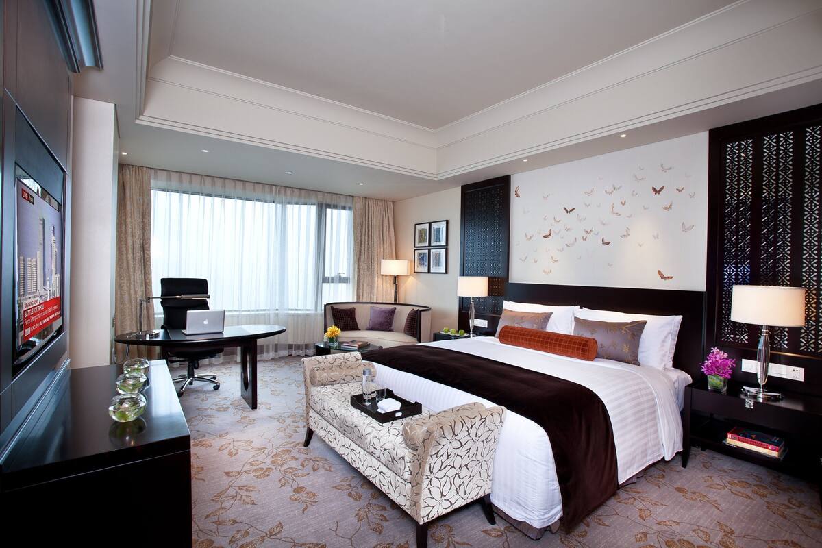 Premium bedding, down comforters, minibar, in-room safe