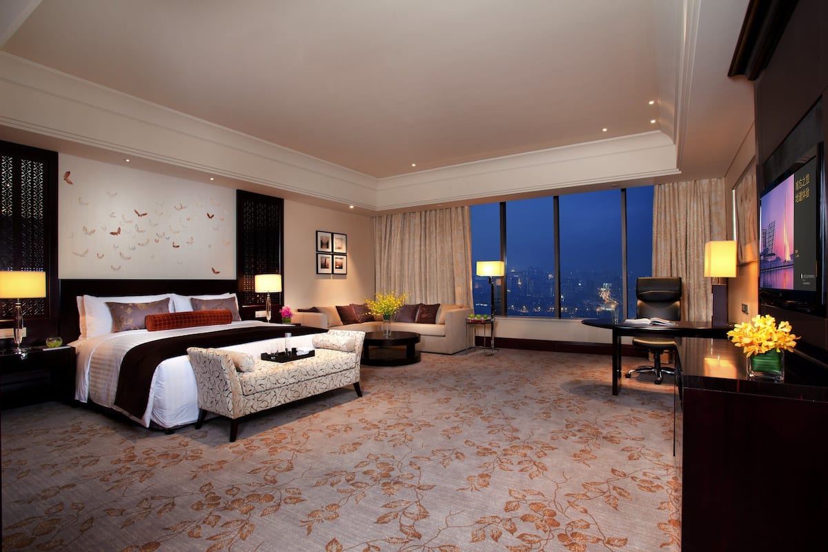 Premium bedding, down comforters, minibar, in-room safe