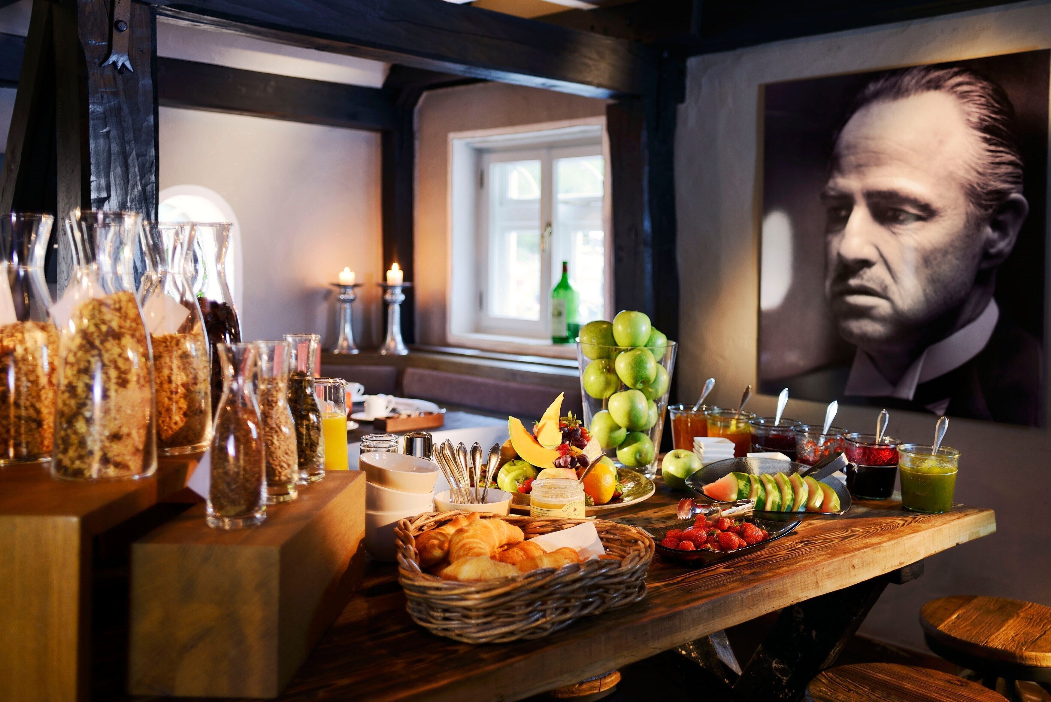 2 restaurants, lunch, dinner served; regional cuisine