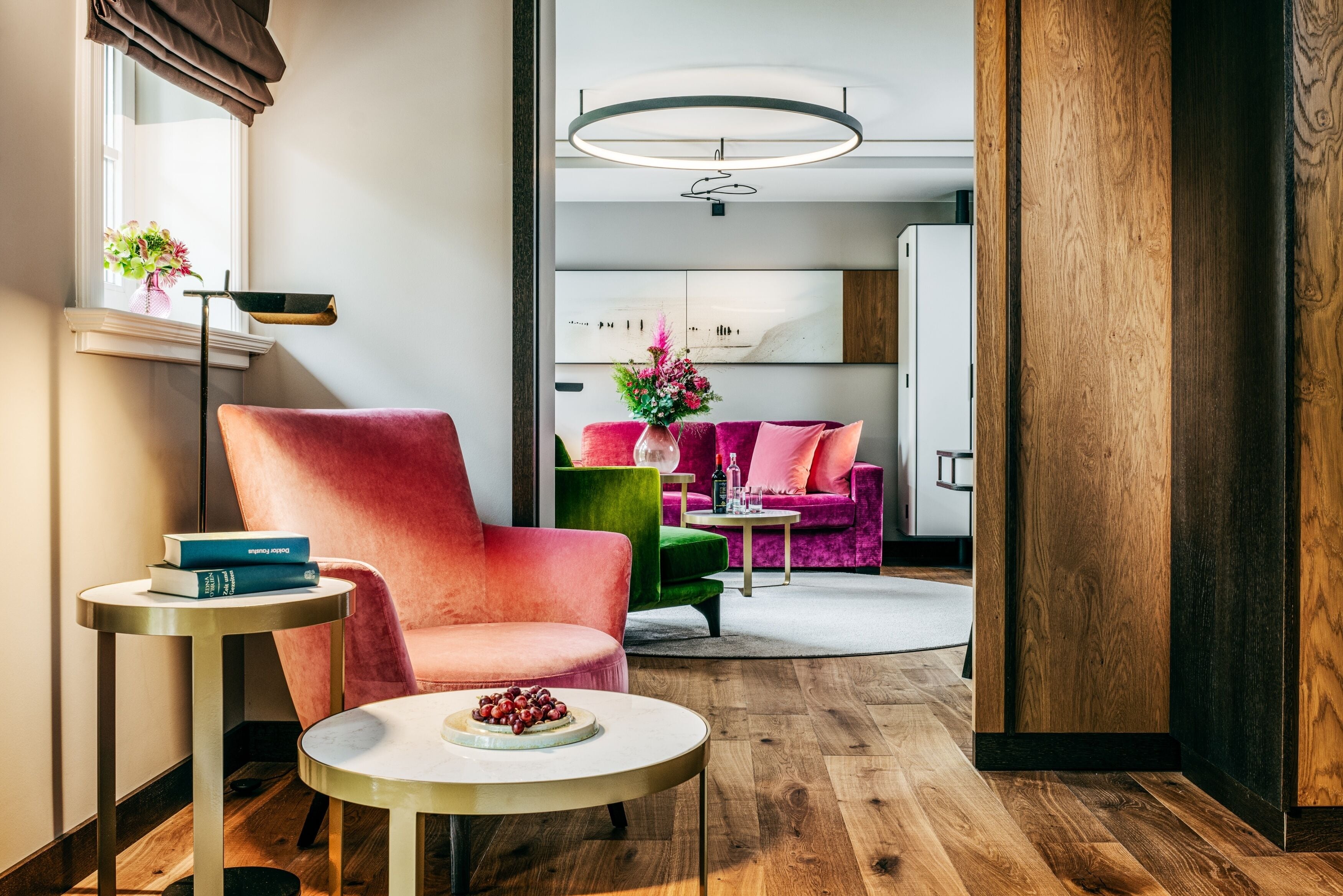 suite royal | living area | 40-inch flat-screen tv with cable channels, tv, books