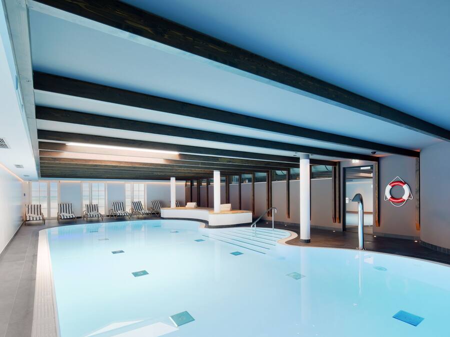 Indoor pool, pool loungers