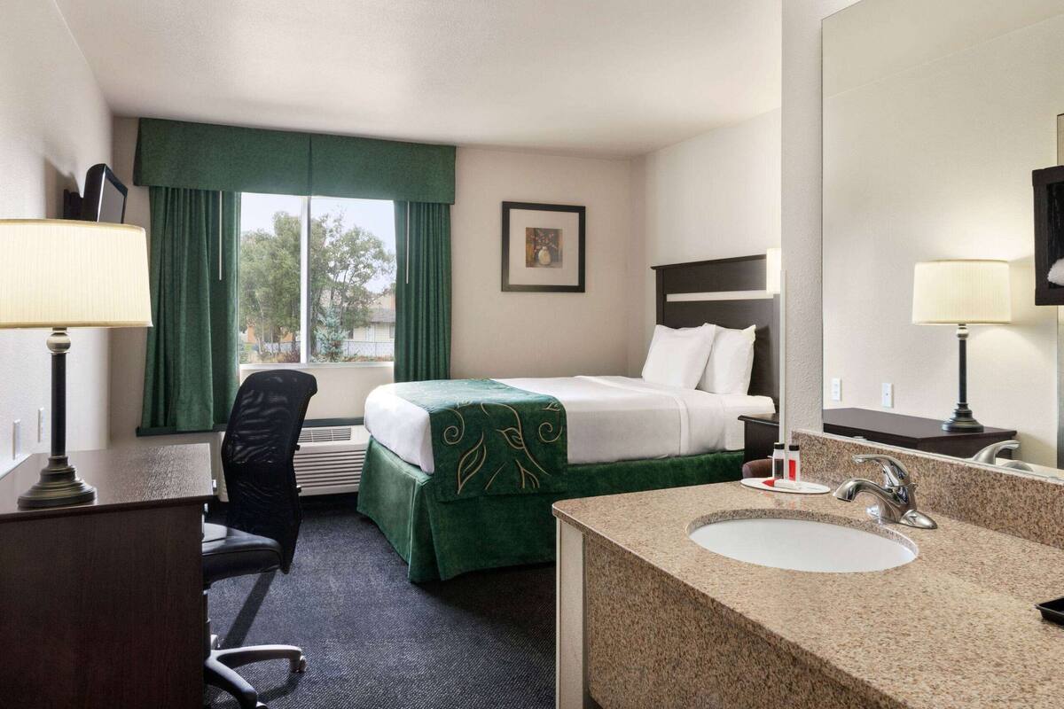 room, 1 queen bed, non smoking | desk, soundproofing, iron/ironing board, rollaway beds