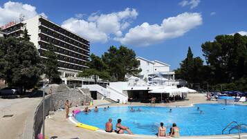 Piscine extérieure (ouverte en saison)