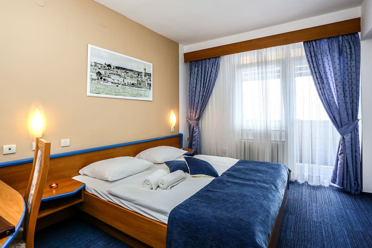 Habitación doble, balcón, vista al mar | Caja de seguridad en la habitación, escritorio y wifi gratis