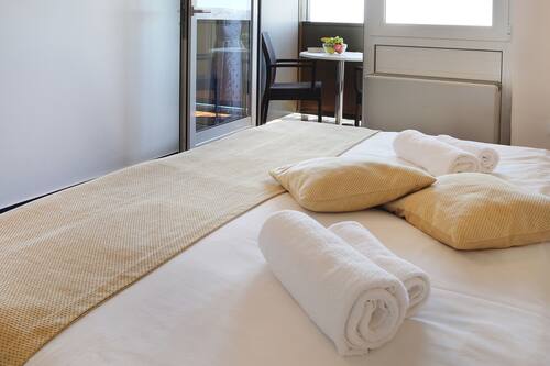 Coffres-forts dans les chambres, bureau, Wi-Fi gratuit, draps fournis