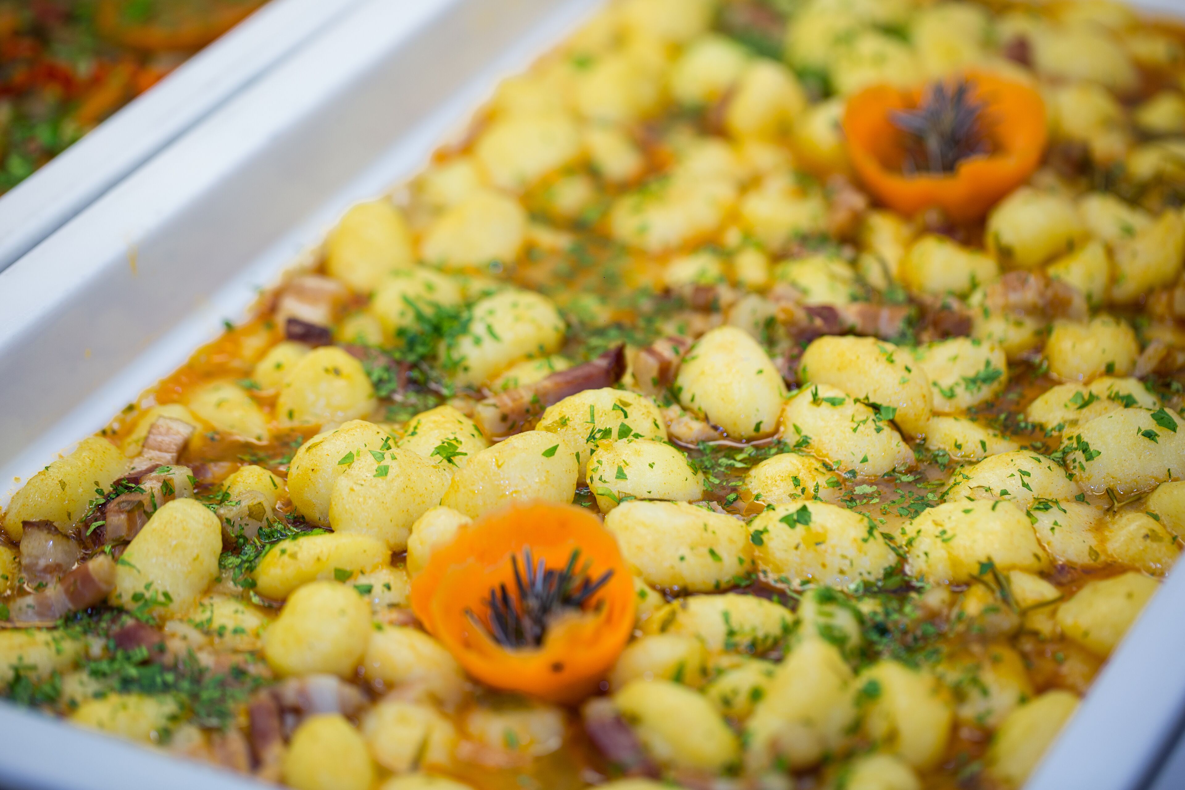 Plat de patates, pastanagues i herbes aromàtiques.