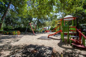 Zona de juegos infantil al aire libre