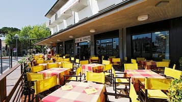 Seafood, beach views 