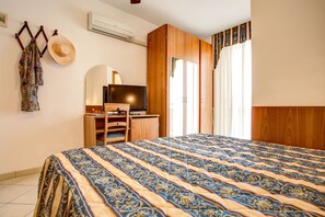 Minibar, brankas, meja kerja, dan Wi-Fi gratis