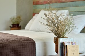 Habitación con 1 cama queen, vista a la piscina | 客房內保險箱、獨特裝潢、布置獨特、遮光布/窗簾