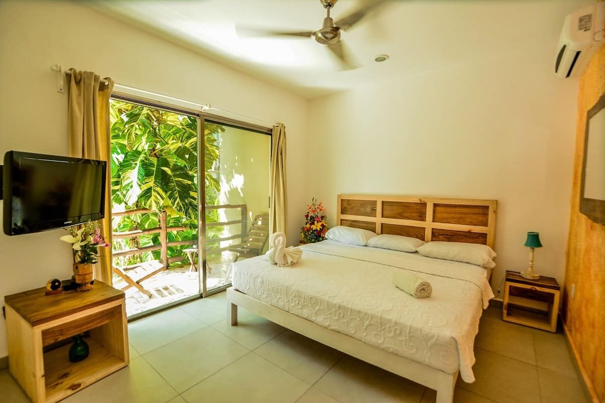 Habitación con cama king, vista a la piscina