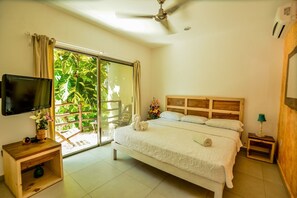 Habitación con cama king, vista a la piscina