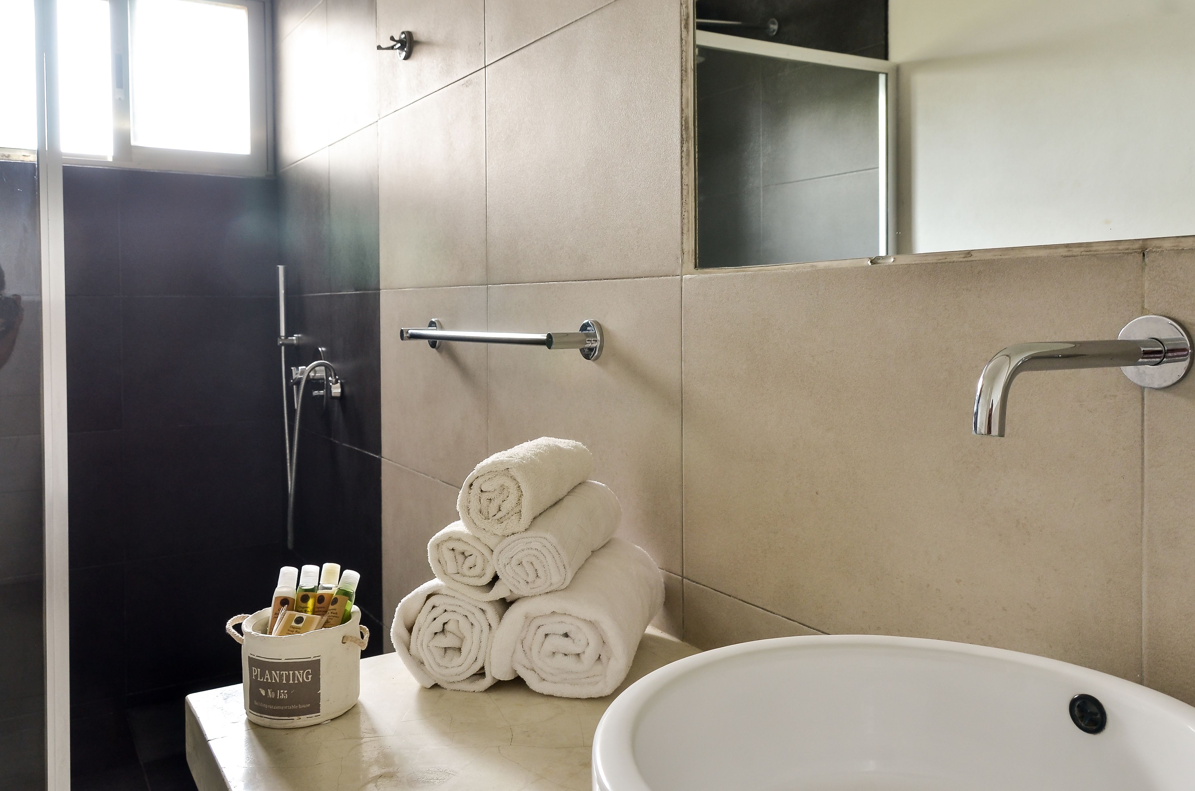 Habitación con 2 camas queen, vista al jardín | Bathroom | Shower, rainfall showerhead, free toiletries, hair dryer