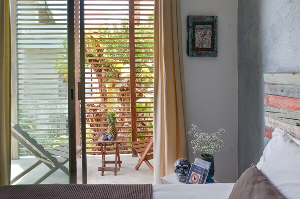 Habitación con 1 cama queen, vista a la piscina | 客房內保險箱、獨特裝潢、布置獨特、遮光布/窗簾