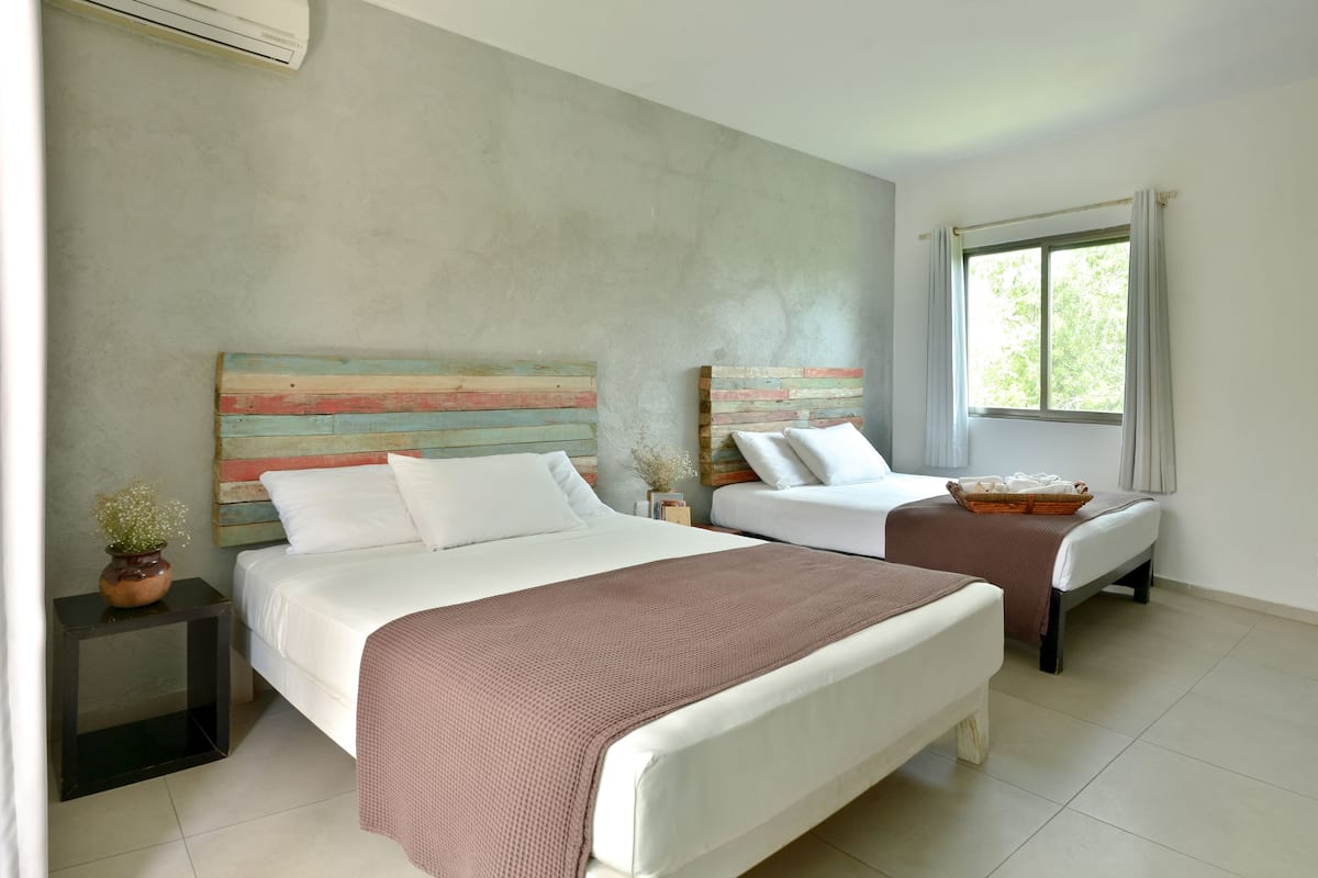 Habitación con 2 camas queen, vista al jardín