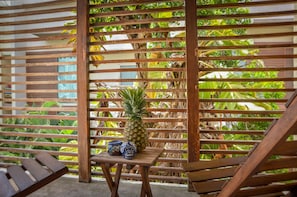 Habitación con cama king, vista a la piscina