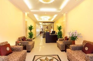 Lobby sitting area - Rising Dragon Estate Hotel (Hanoi)