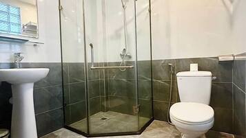 Deluxe Double or Twin Room, City View | Bathroom