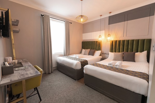 Standard Quadruple Room | Desk, free WiFi